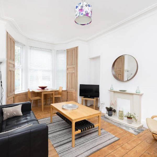 JOIVY Charming Apartment near Leith Links with Patio, Edinburgh