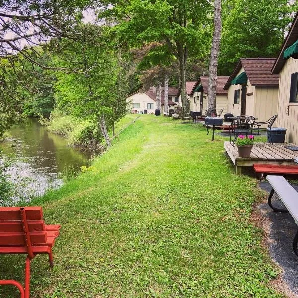 Betsie Riverside Resort, hotel em Benzonia