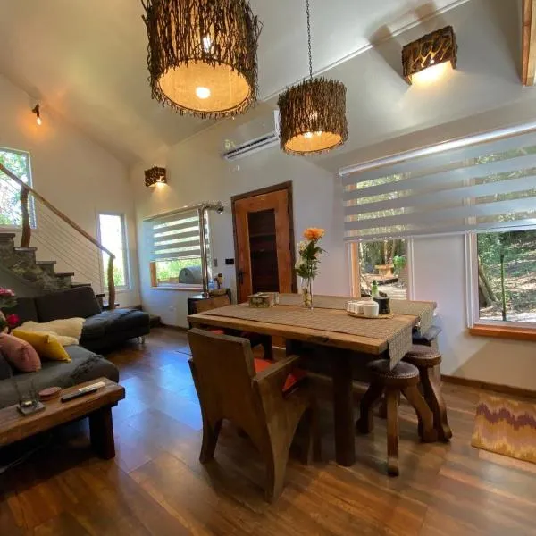 Cabaña con tinaja en bosque Valdiviano: Valdivia'da bir otel