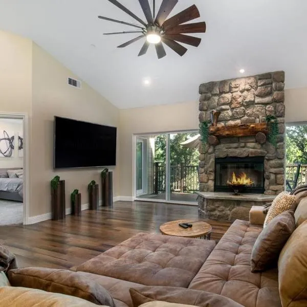 New Luxury 5BR Cabin in Pine Mountain Lake! 1 Minute to Beach! Massage Chair! Close to Yosemite! Perfect for Retreats and Escapes All Seasons!, hotell sihtkohas Groveland