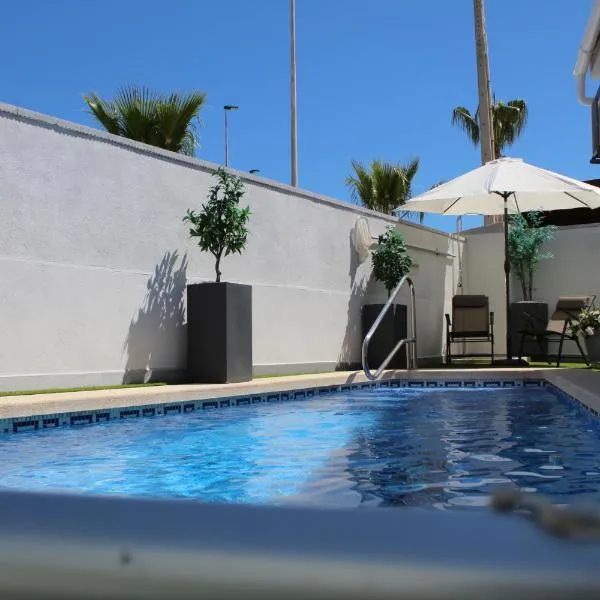 Chalet con Piscina Privada, Aguas Nuevas, Torrevieja, hotel in Torrevieja