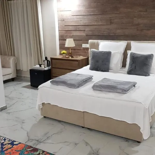 MINI POOL ROOMS - ULTRACENTRAL - piscina cu hidromasaj, ξενοδοχείο σε Oradea