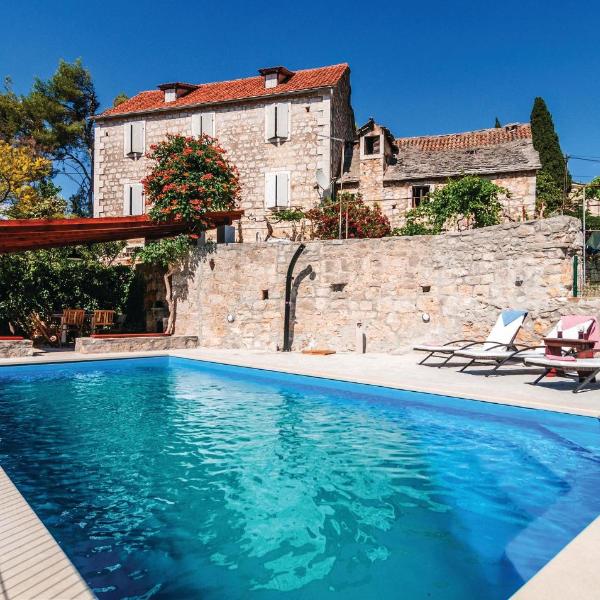 Cozy Home In Bobovisca With Outdoor Swimming Pool