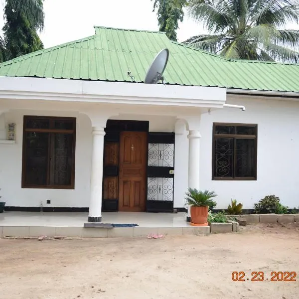 Dar es Salaam-Sleeps8-Parking-Garden-Pet Friendly, hotell sihtkohas Dar es Salaam