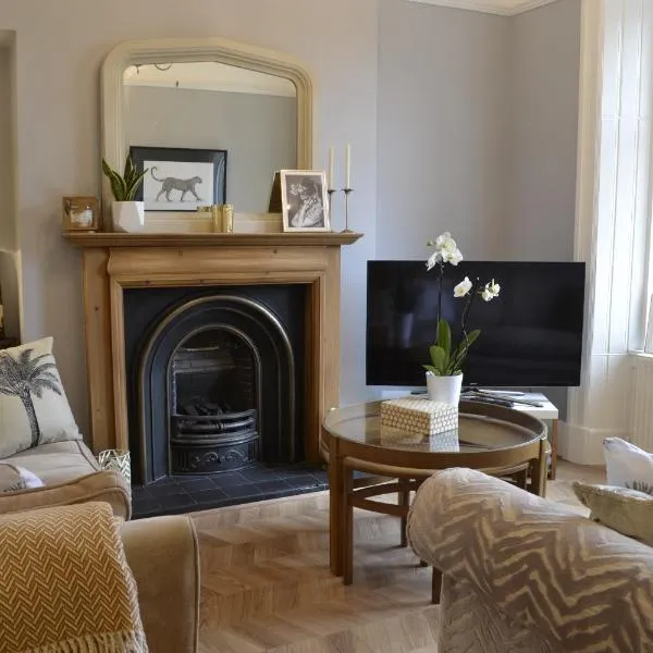 Stunning Period Townhouse with Garden, Walking Distance to Town, hotel in Dumfries