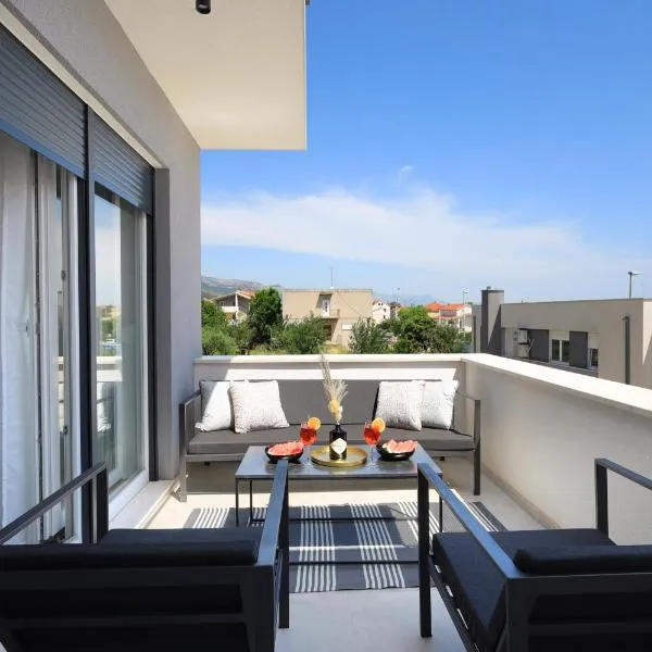 Bonaca apartments with terrace, barbecue and private parking, hotel in Kaštela