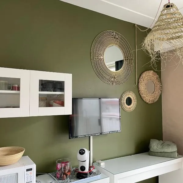 La Room: seaside apartment + terrace + parking, hotel in Menton