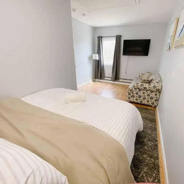 Private Apt King Suite, L.I, NY-Hamptons to NYC, отель в городе Coram