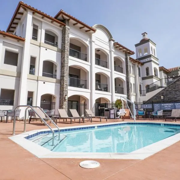 La Quinta Inn & Suites by Wyndham Santa Cruz, hotel u gradu Santa Kruz