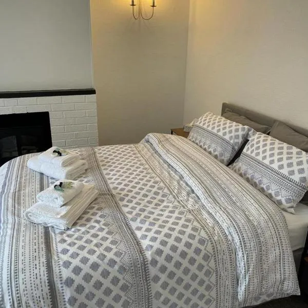 Impeccable 2-Bed Apartment in Eastbourne, hotel in Eastbourne