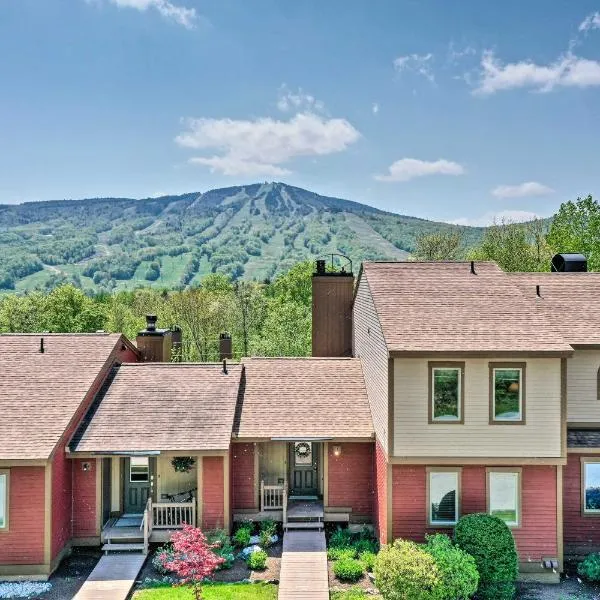 Timber Creek Townhome with 2 Decks and Mtn Views!, hotel in West Dover