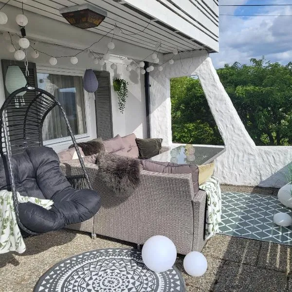 Bergen Apartment with Fjord View，位于Isdalsstø的酒店