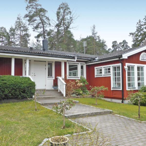 Amazing Home In Saltsj-boo With 3 Bedrooms, Sauna And Wifi