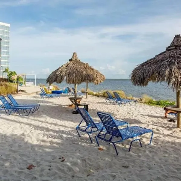 Amazing Waterfront Views Resort, Enjoy Heated Pool & Sunset!, hôtel à Tampa