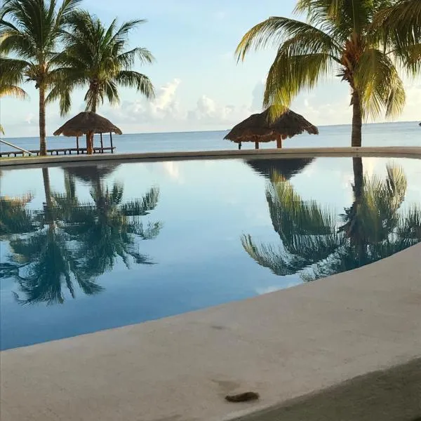 Front beach private room with shared bathroom, hotel in Cancún