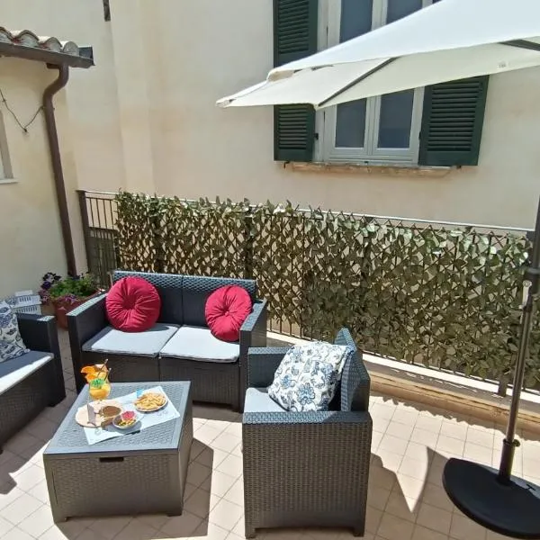 Cozy House con Corte Privata in Centro Storico AQ, hotel in LʼAquila