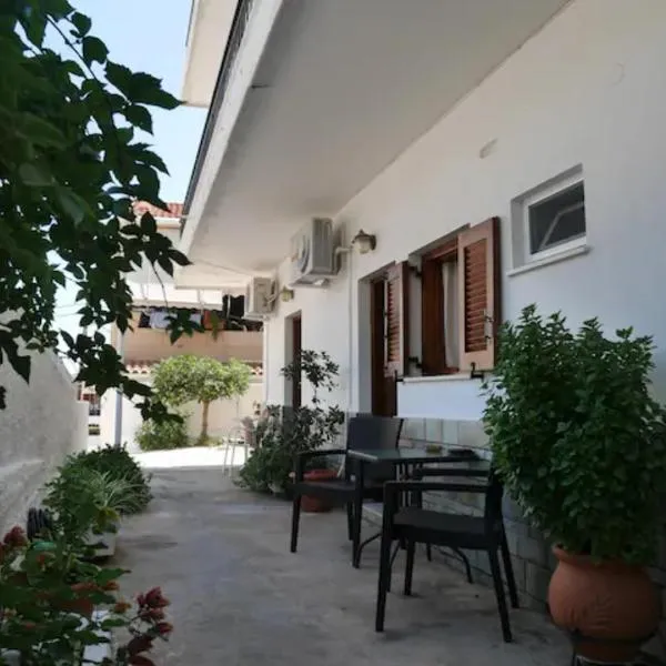 Chrysoula’s Convenient Triple Room with Yard, hotel in Monemvasia