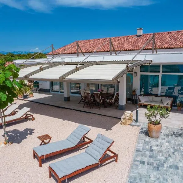 Beachfront Paladina holiday home, ξενοδοχείο σε Kolan