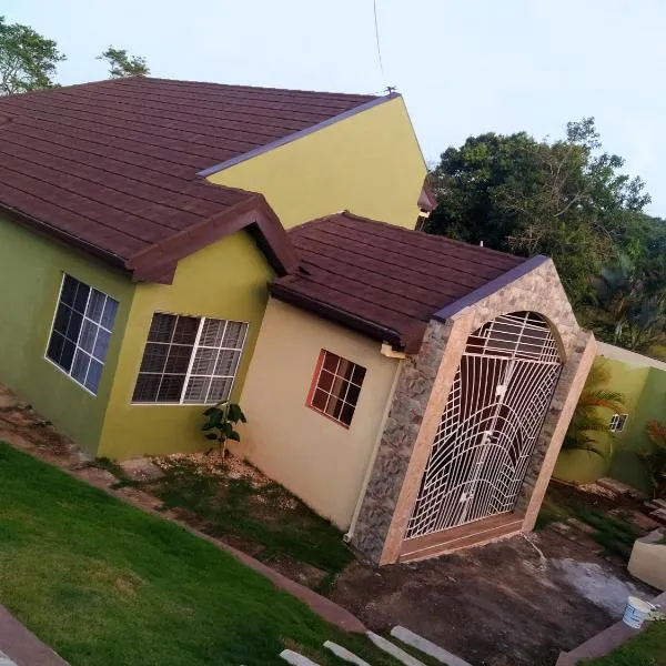 Gables Vacation Rentals with Private Gated Parking Onsite, hotel di Knockpatrick