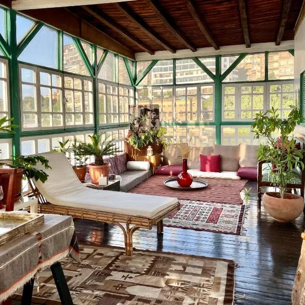 Houseboat65 - Historic home on the Nile - Central Cairo, hotel in Cairo