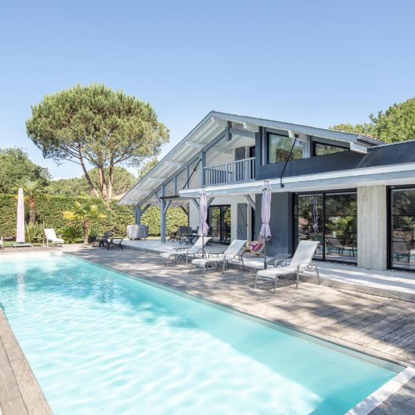 Ref 111 Seignosse, Villa de standing 4 étoiles partiellement climatisée avec piscine chauffée et Wifi au calme sur terrain 1100m2