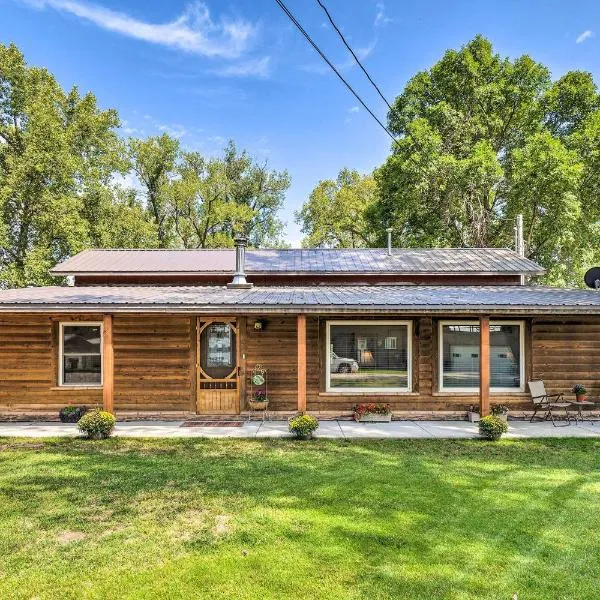 Family Home with Hot Tub - Walk to Johnson Lake!, hôtel à Donald Price Mobile Home Park