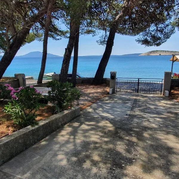 Sidus Maris, Spacious Seaside Apartment with Free Parking, hotel in Martinšćica