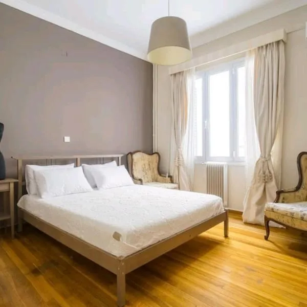 Emporikon Apartment Steps From Historic Center, hotel in Athens