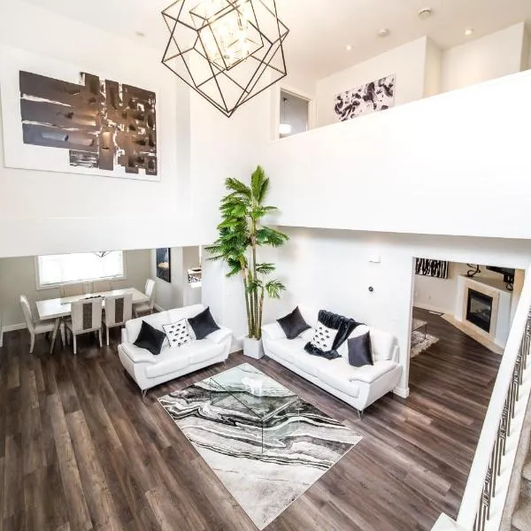 LUXURIOUS 6 Bed Home I Fireplace I near Sports Park I with Double Garage & Fast WiFi!, hotel in Edmonton