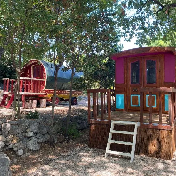 Les roulottes de Bayama - logement insolite avec jacuzzi, hotel v destinaci Mougins