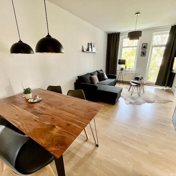 Purer Luxus mit 2 Schlafzimmern, Balkon und Privat-Parkplatz, Лейпциг
