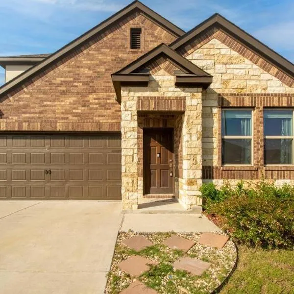 Modern 5 Bedroom with access to community pool, hotel in Austin