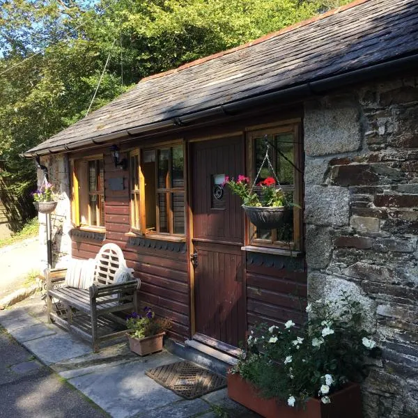 Romantic, secluded cottage in Cardinham Woods, Cornwall, hotel in Cardinham