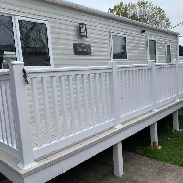 New 2 bed holiday home with decking in Rockley Park Dorset near the sea, Hotel in Lytchett Minster