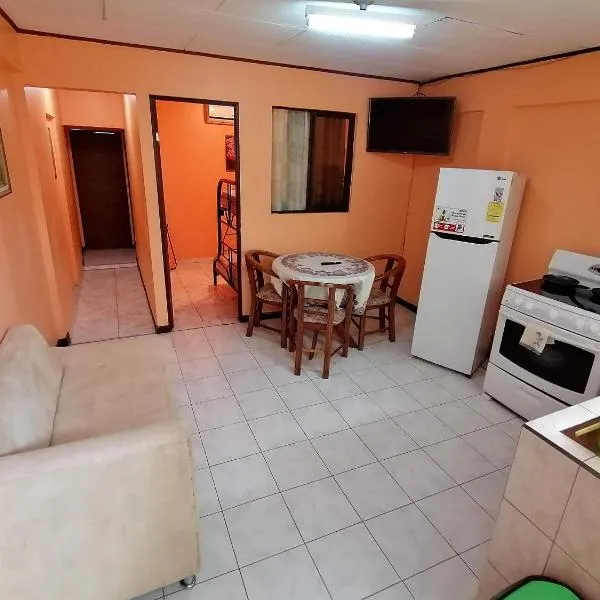 Marta's Guesthouses, apartamentos con entrada autonoma, hotel in Puerto Limón