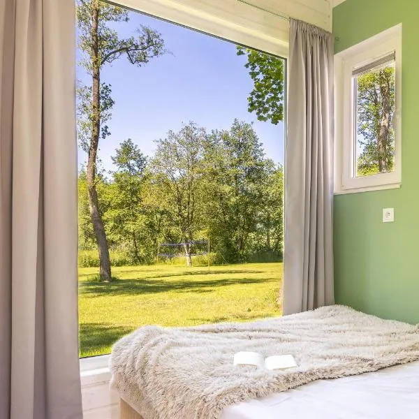 Lumi Resort Domki letniskowe z podgrzewanym basenem, hotel en Rewal