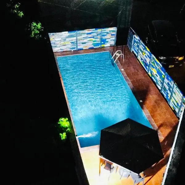 The Zen Loft - 2BR Open Plan Apt W/Pool+Smart Lock, hotel em Lekki