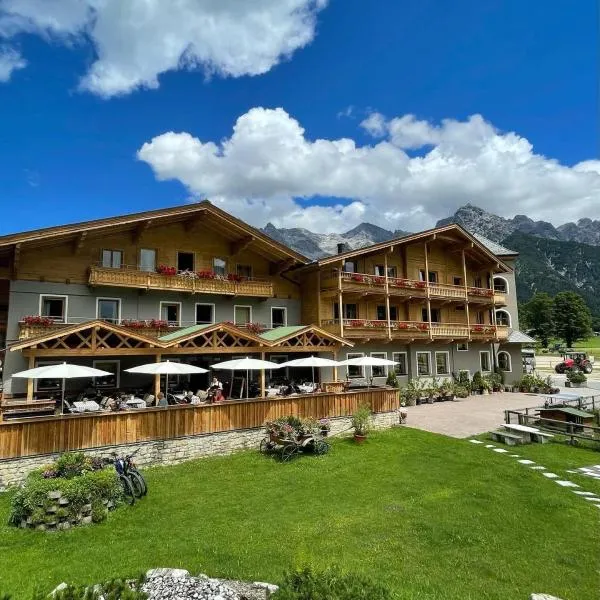 Landhotel Strasserwirt, hotel v destinaci Sankt Ulrich am Pillersee