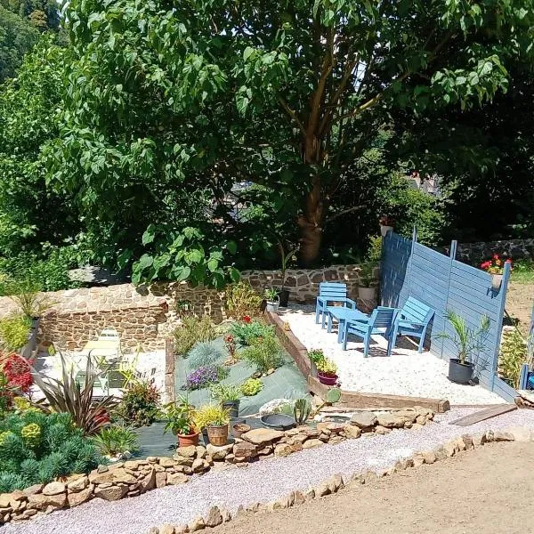 Chambre d'hote Familiale de la maison Bleue, hotel v destinaci Lanvallay