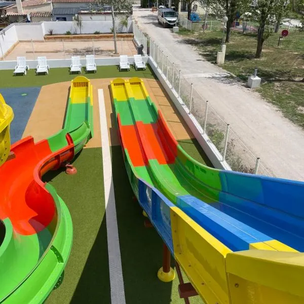 Camping LES PEUPLIERS, hotell i Hyères