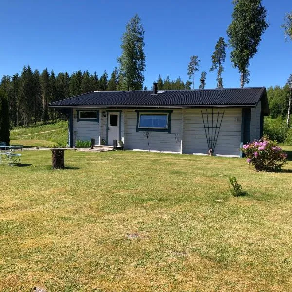 Mysig timmerstuga med braskamin nära Hovfjället, hotel in Torsby