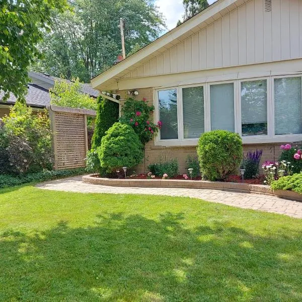 Private Apartment Close to Airport Toronto Pearson, hotel in Toronto