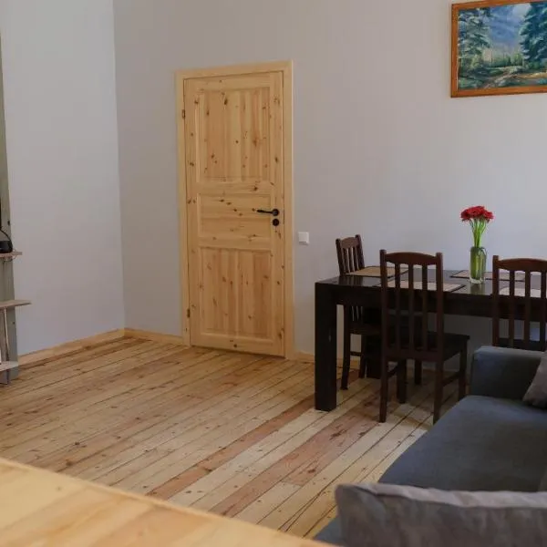 Historic apartment with Wooden floors in the Hearth of Old-town Riga, hotel in Rīga