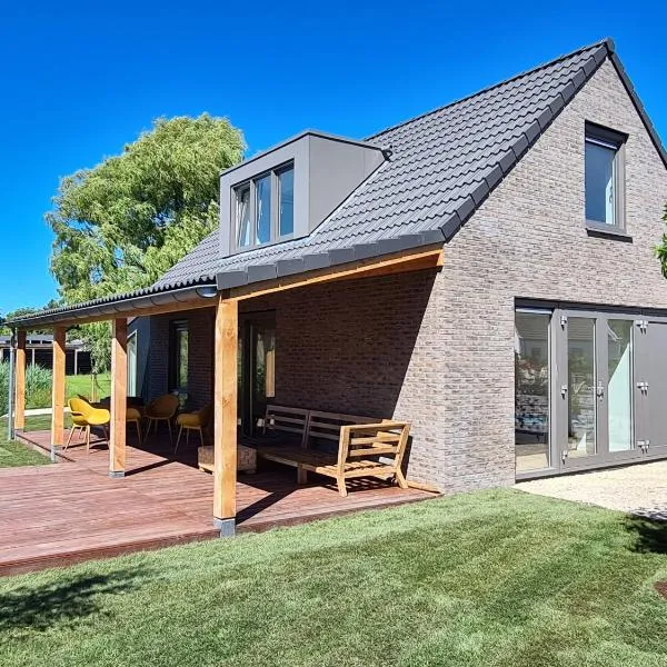 Bungalow 82 op Recreatiepark De Wielen, Hotel in Sint Maarten