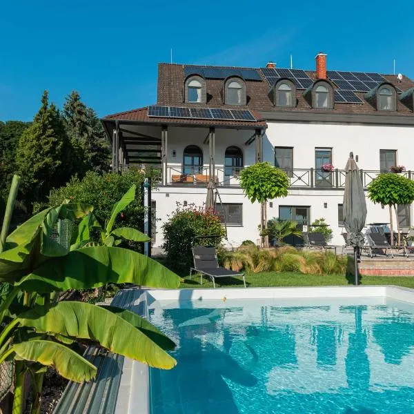 Katzer Villa, hotel di Badacsonytördemic