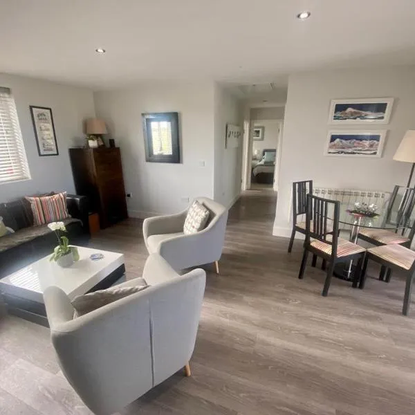 2 Bedroom cottage sleeps 4 with Hot-tub, & shared Pool use, hotel v destinaci Sennen