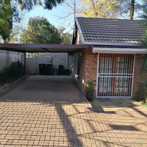 Inviting 3-Bed House in Kempton Park, hotel in Kempton Park