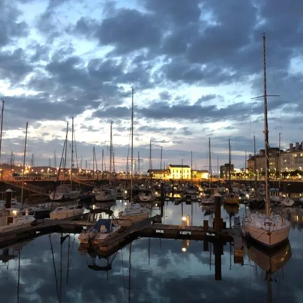 Alojamientos Muelle de Gijón, hotel en Gijón