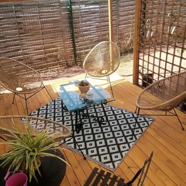 Mobilhome à Fréjus à 15 minute de la mer sur terrain indépendant, hotel v destinaci Fréjus