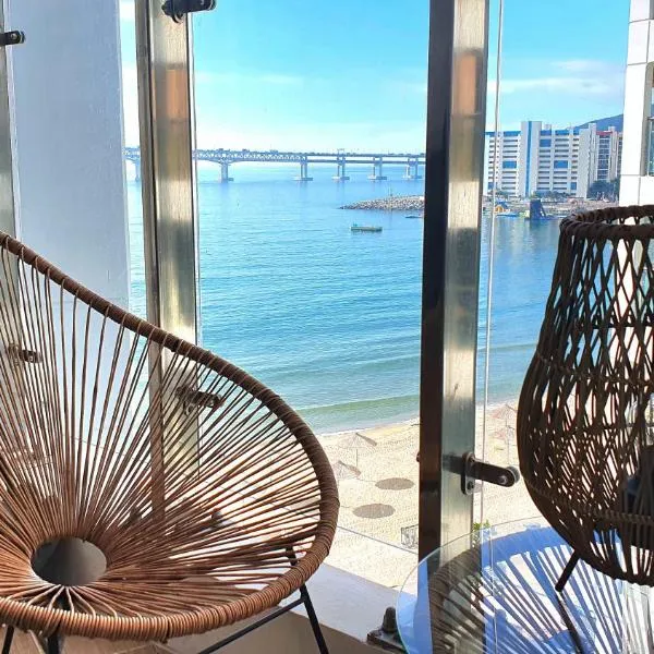 Holiday Apt Gwangan Beach광안리 드론쇼 매주토요일8시10시 바다가 보이는 숙소, khách sạn ở Busan